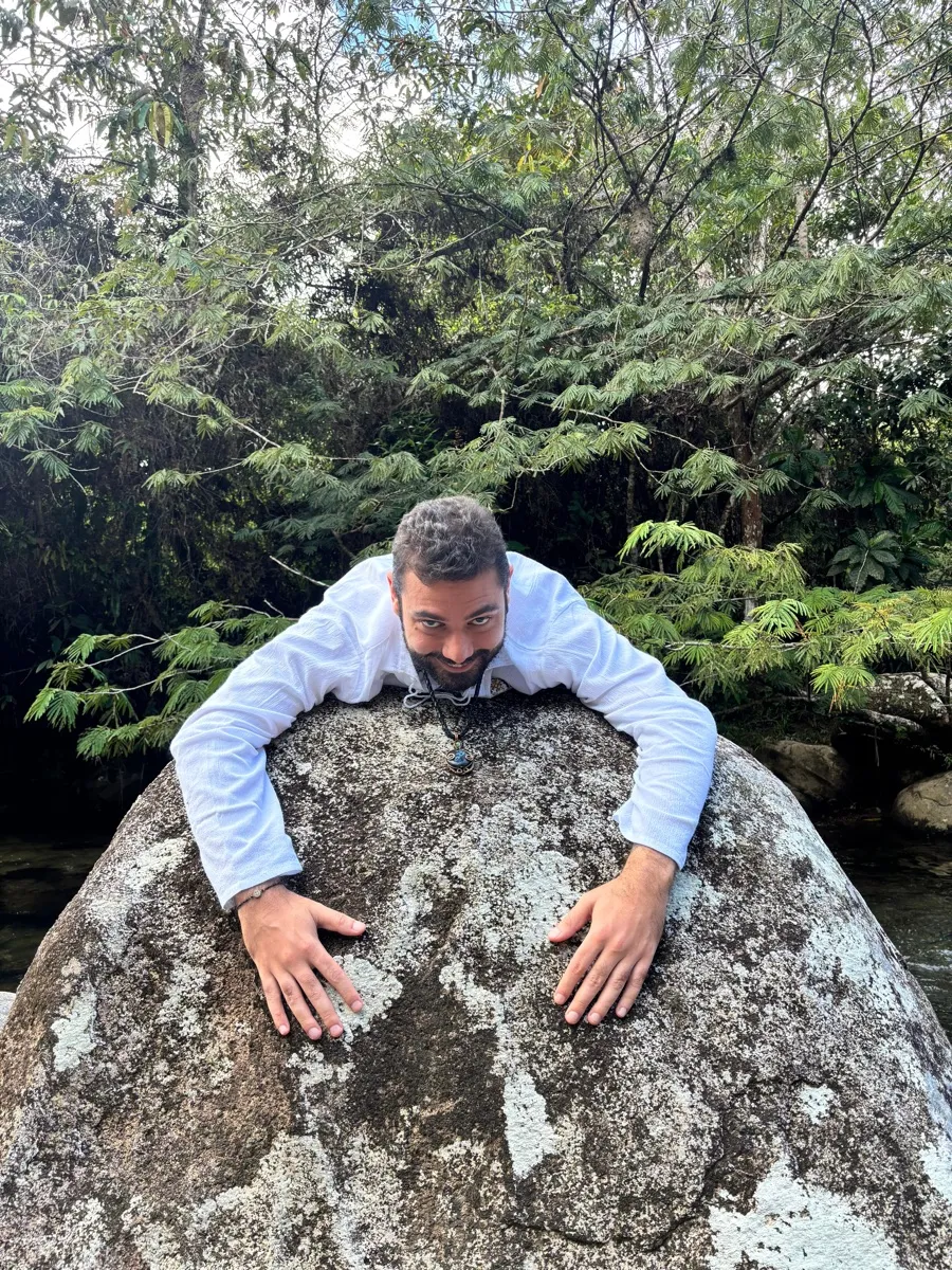 Camilo Aguilera en un entorno natural